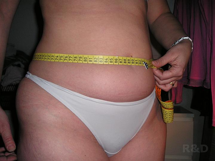 2-12-05 mijn buik 9 weken.JPG
